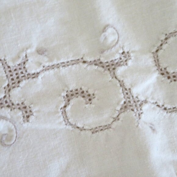 Vintage Beige Cotton Tablecloth Embroidered Floral Crochet Lace Details 48 x 66 - Picture 4 of 12